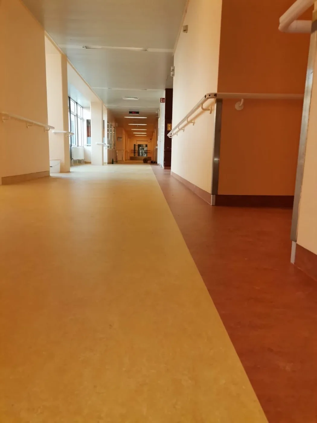 PVC-Boden — Flur mit Deckenmontage