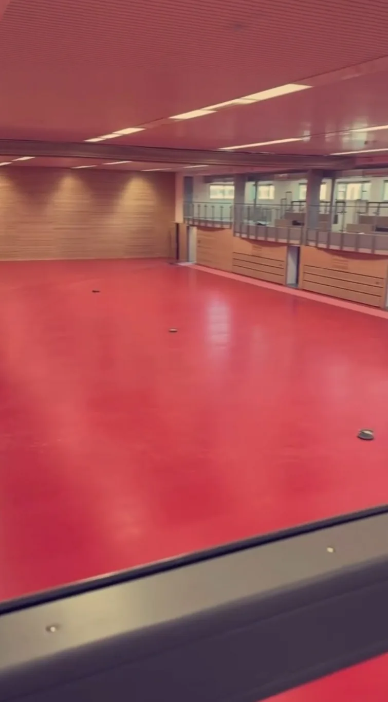 Sporthalle mit rotem Sportboden