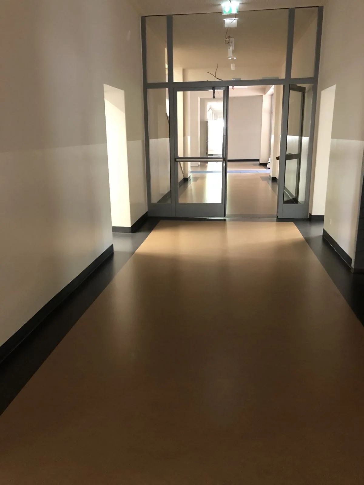 Fertig ausgebauter Flur mit Türen und neuem Boden