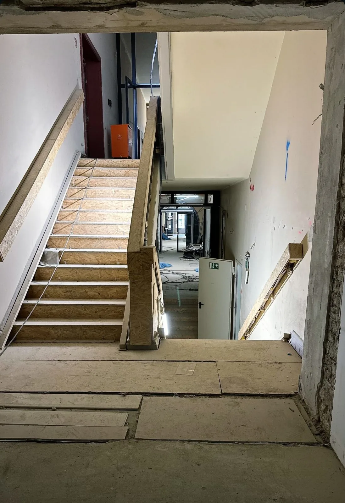 Treppenhaus im Rohbauzustand mit OSB-Schutz auf den Stufen, Berlin